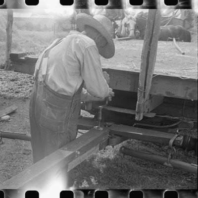 Repairing a wagon 0203_0305