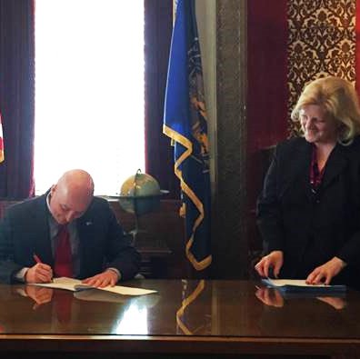 Ricketts signing a bill 1003_0601